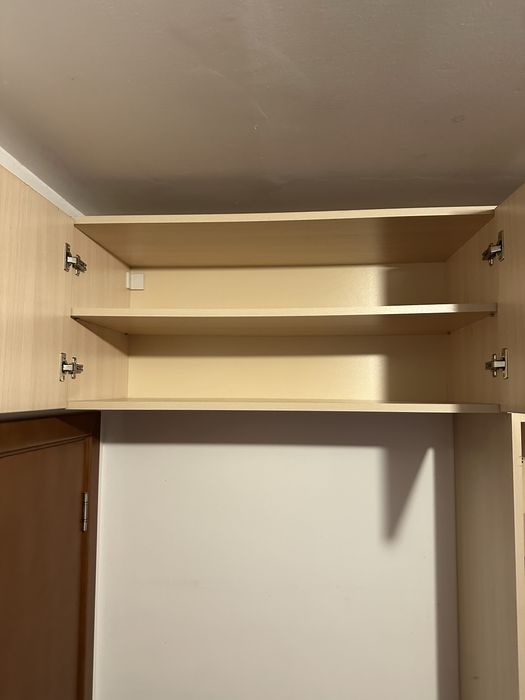 Бял гардероб с шкафчета и място за закачалки