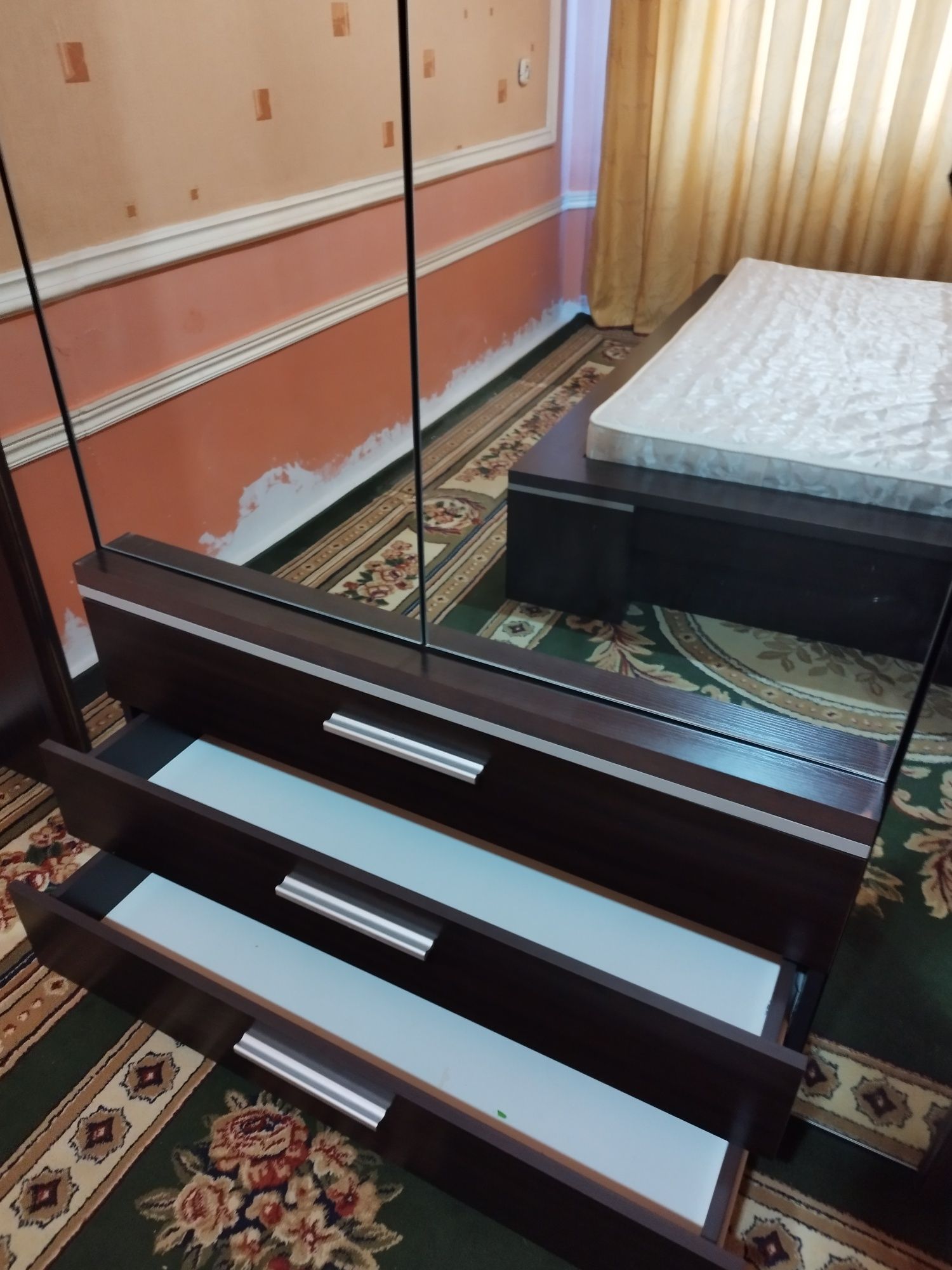 Продается кровать и шифонер.
