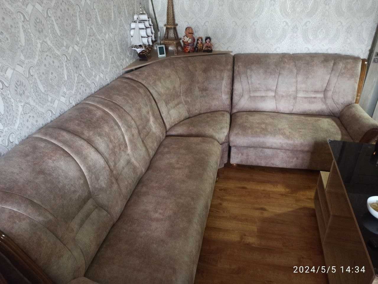 Угловой диван и два кресла