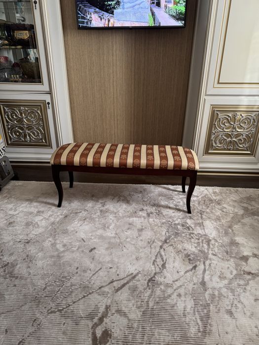 Продам банкетку производство Италия -Россия. В идеальном состочнии .