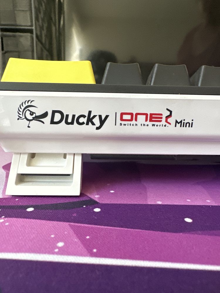 Tastatura ducky one 2 mini cu swichiuri RGB și maus AQIRIS