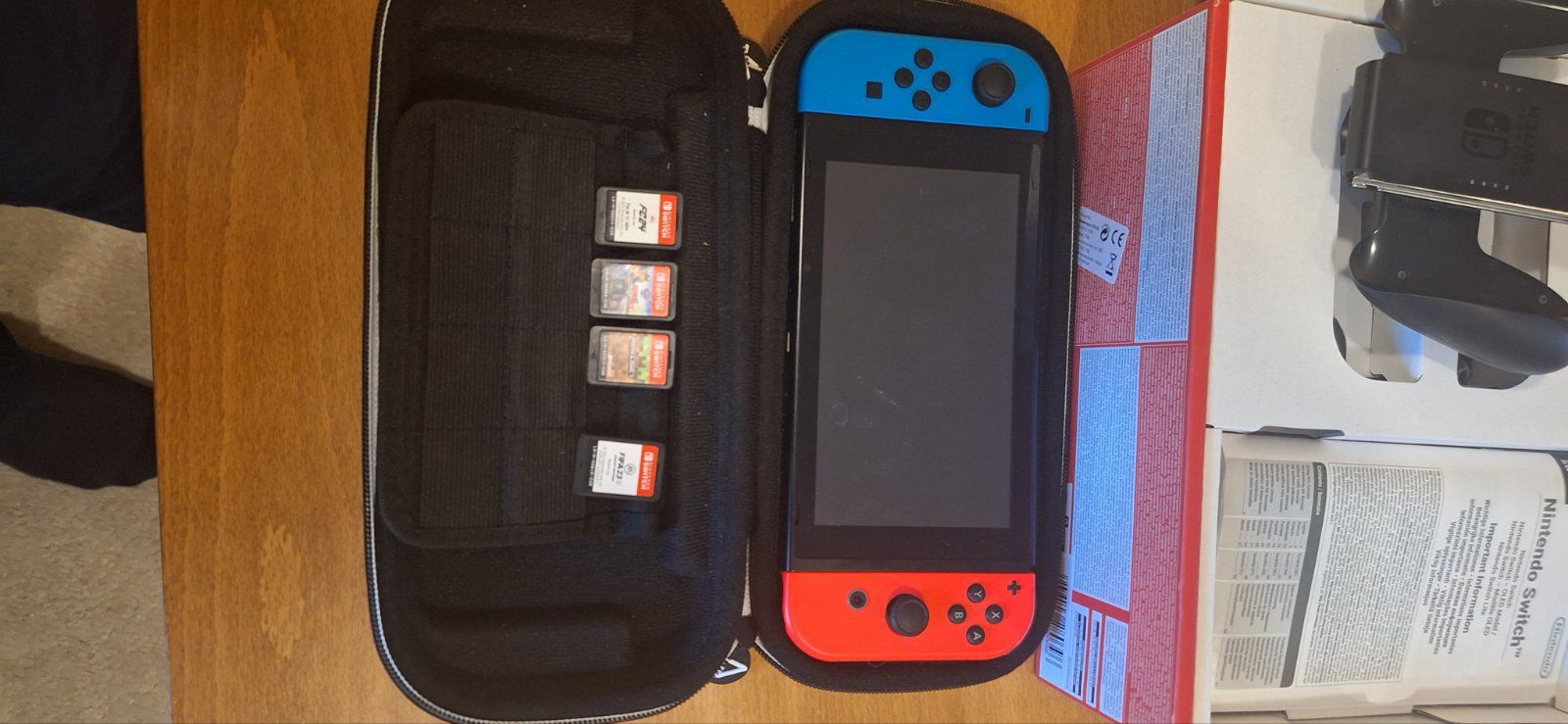 Конзола Nintendo  SWUTC+4 броя игри +калъф,гаранция
