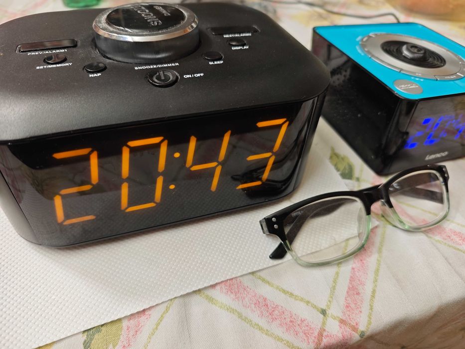 Часовник за спалня, хол или кухня с радио, аларма и прожекция
