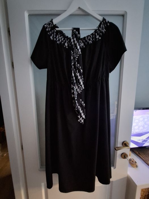 Rochie neagra cu model geometric