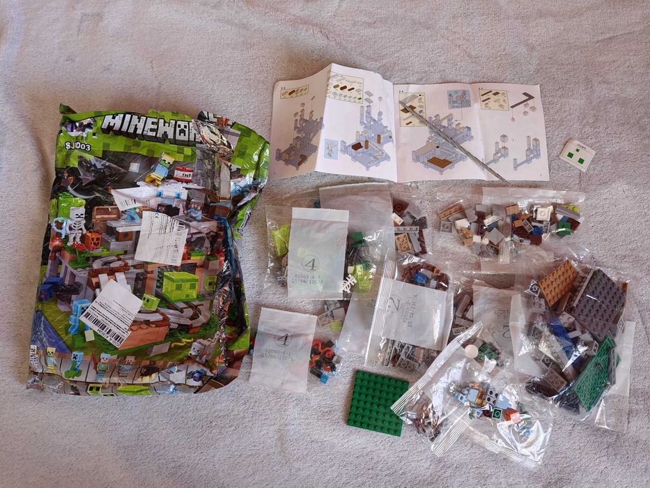 Joc tip Lego Minecraft 600 pcs Village Flying Dragon Mine