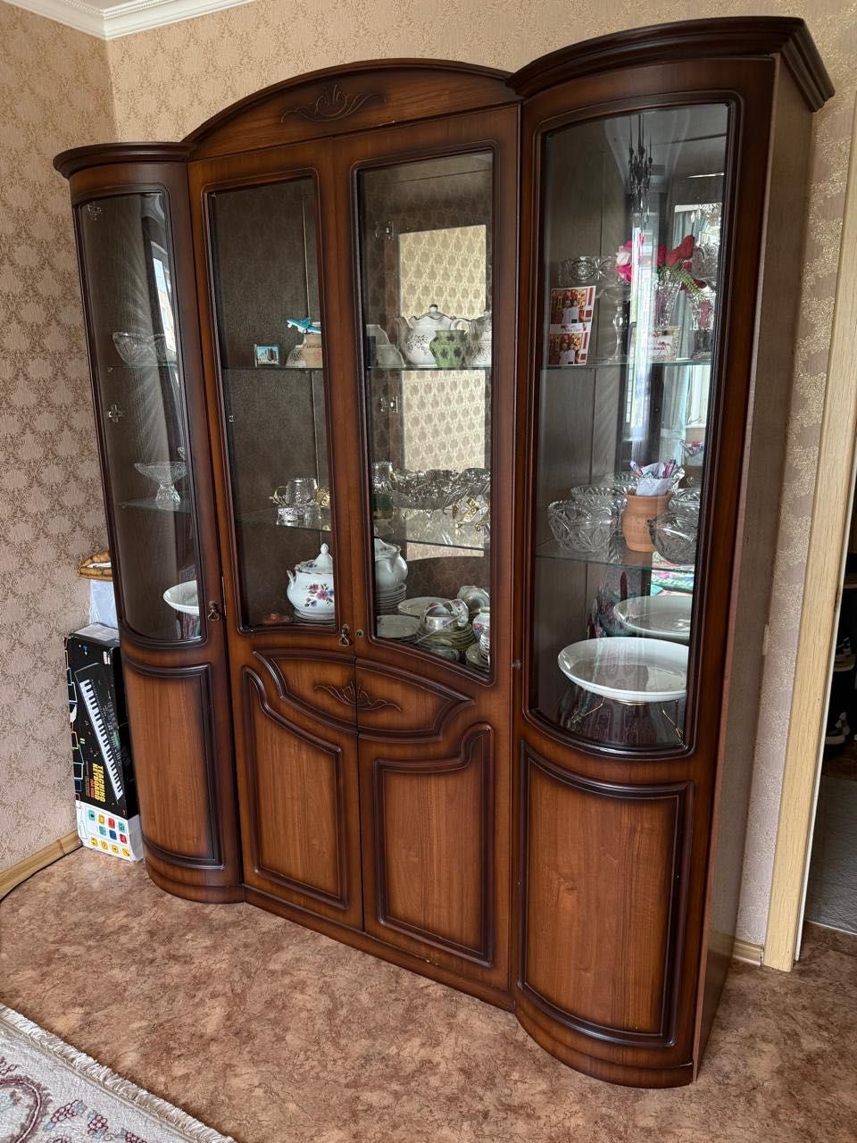 Сервант в хорошем состоянии