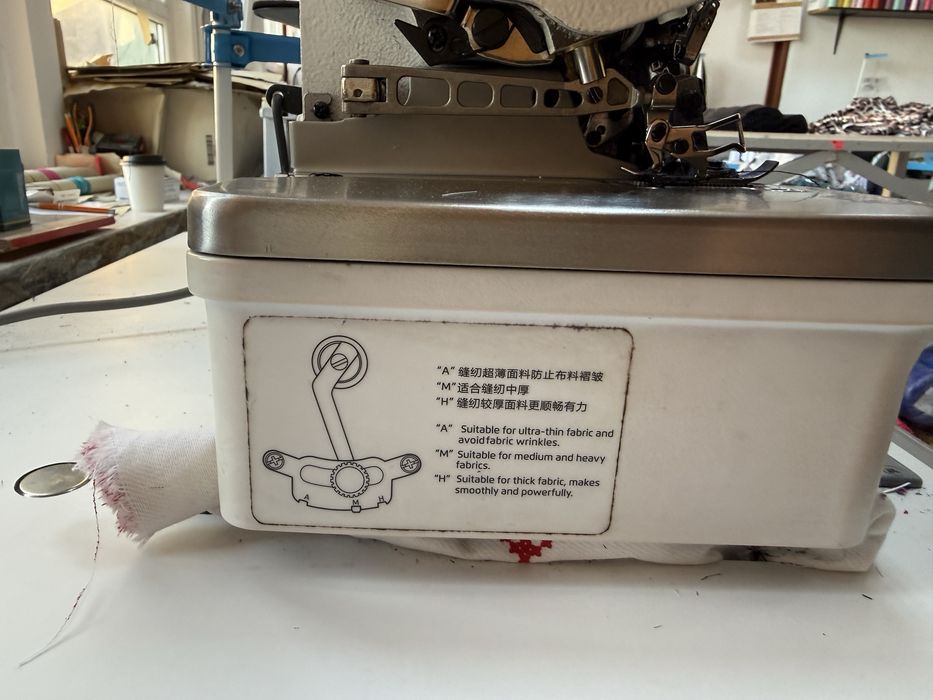 Masina De Cusut Sufilat Surje Triploc Jack