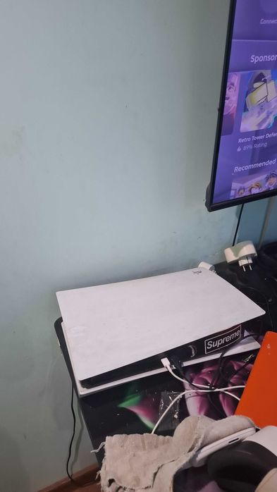 Playstation 5  se prodava sus djoistik i sus dva kabela