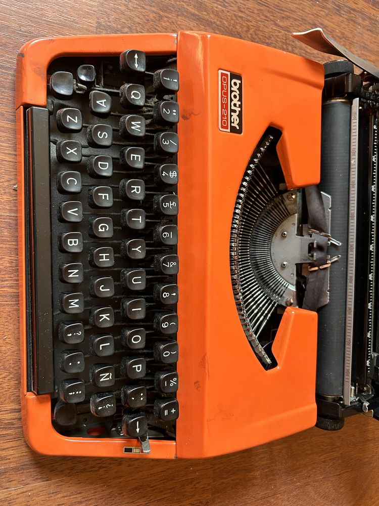 Masina de scris portabila Brother