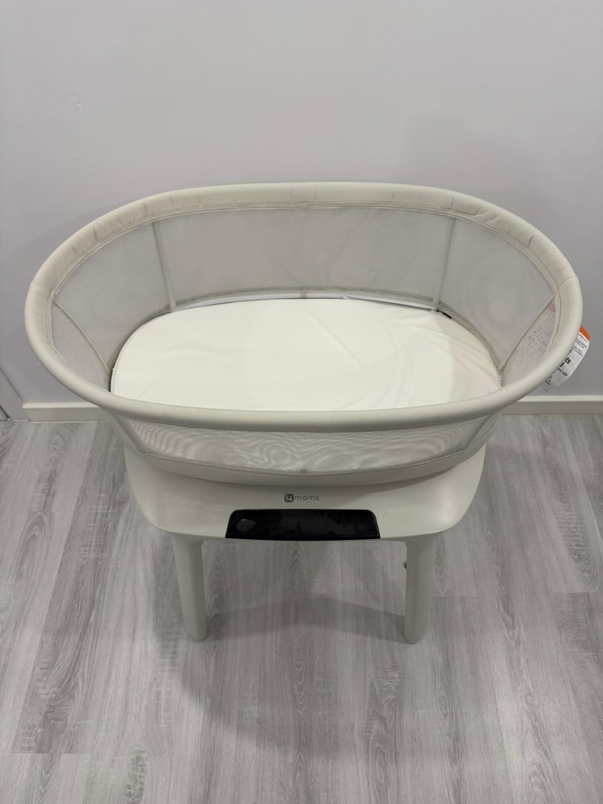 Pat bebeluș 4moms MamaRoo Sleep Bassinet