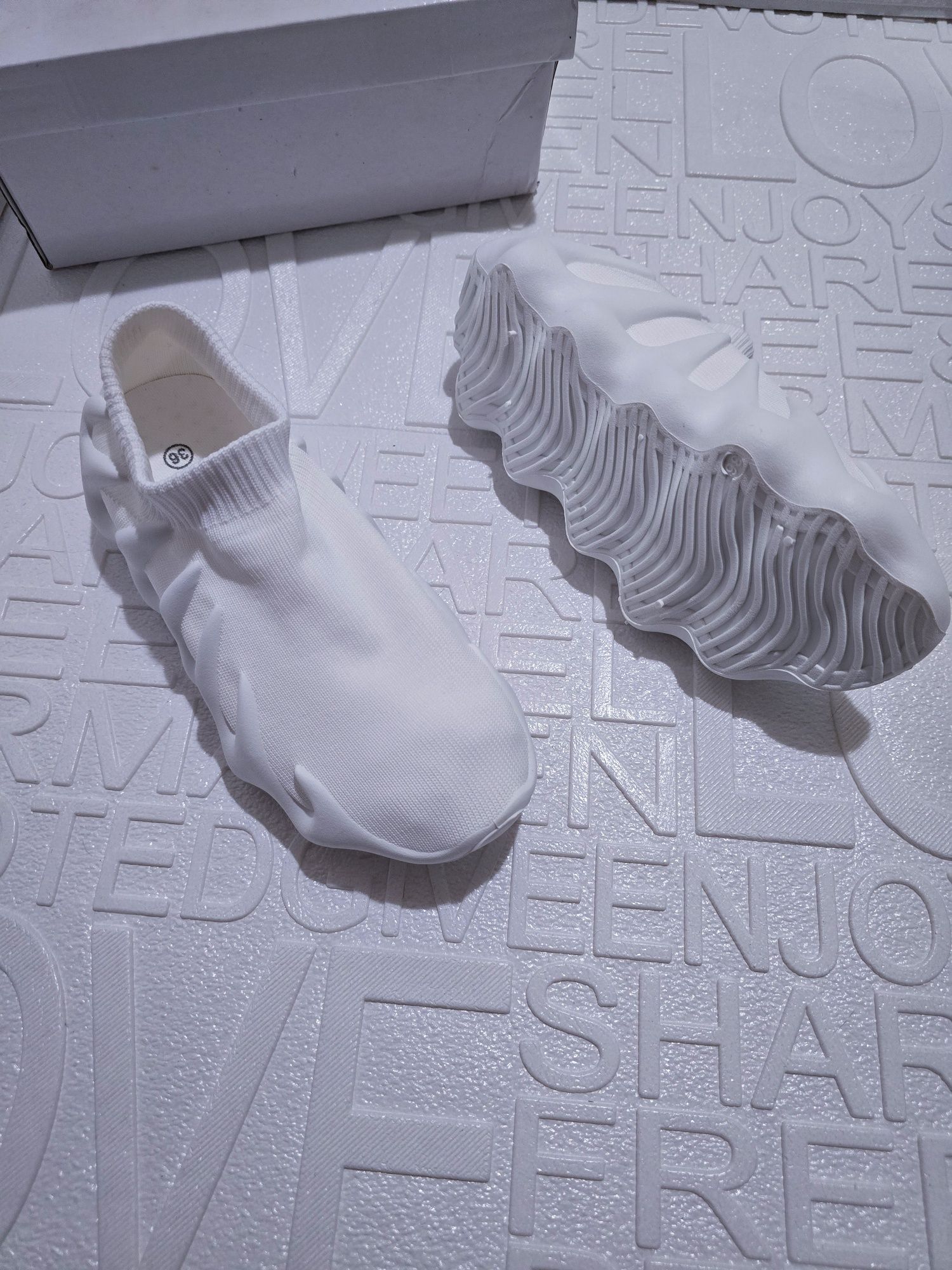 Маратонки Yezzy Бяло с лилаво маратонки