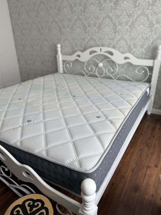 СРОЧНО ПРОДАМ двуспальную кровать с матрасом