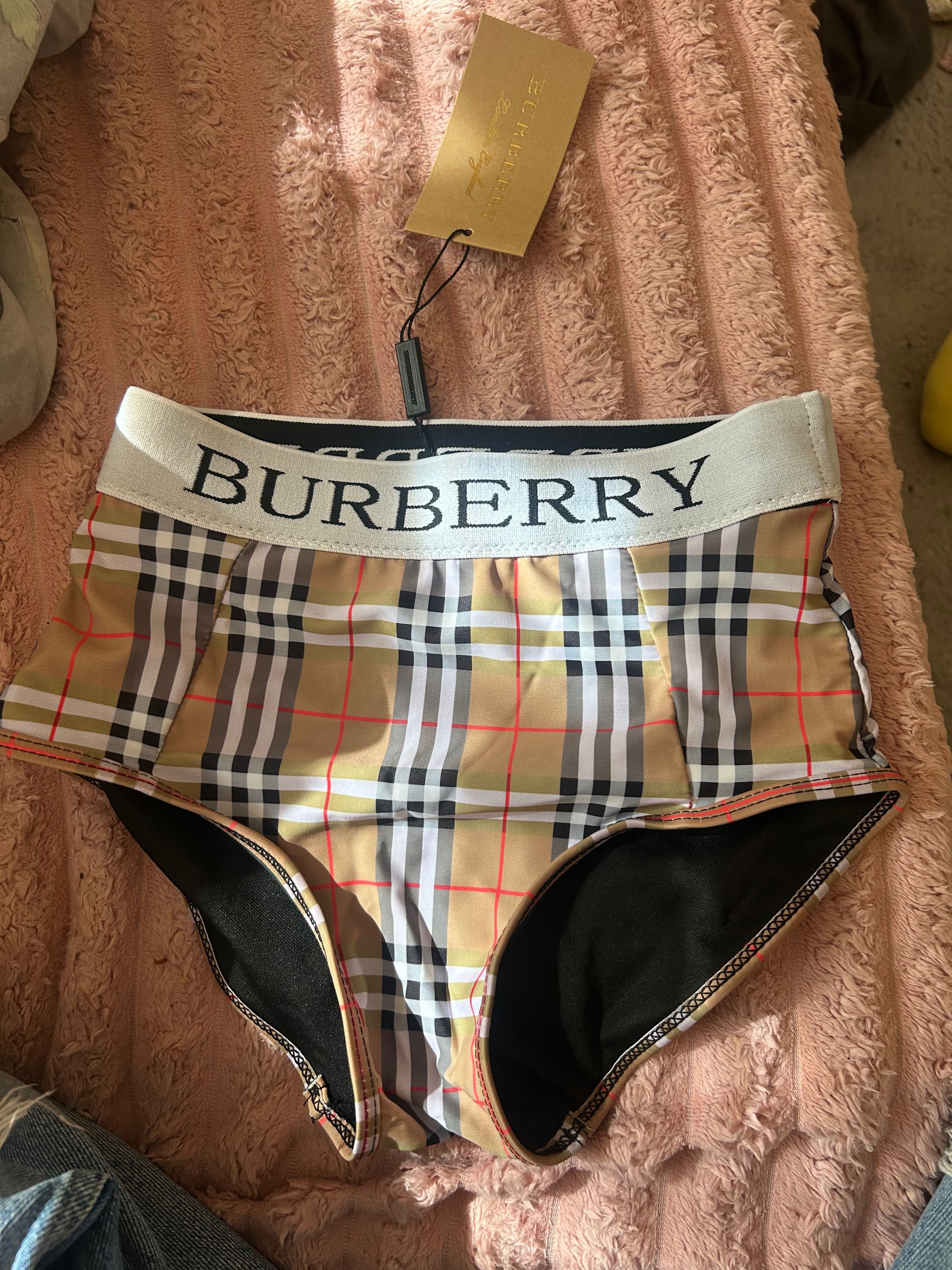 Бански BURBERRY ! ЧИСТО НОВ ! Банския никога не е носен! Xs-S размер