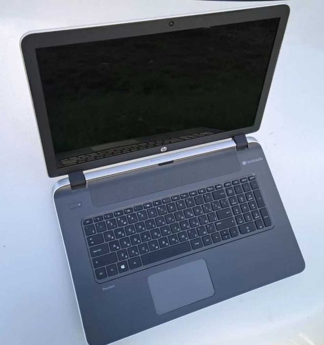 Большой, 17 дюймовый, 4 ядерный ноутбук Hp