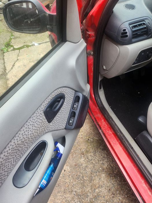 Vând Renault clio an 2005 motor 1,4 benzina an 2005