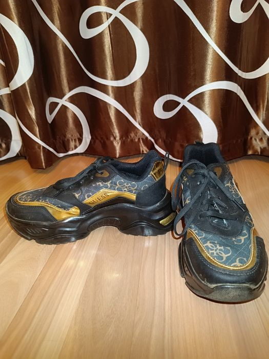 Срочно продам кроссовки 2000 тг