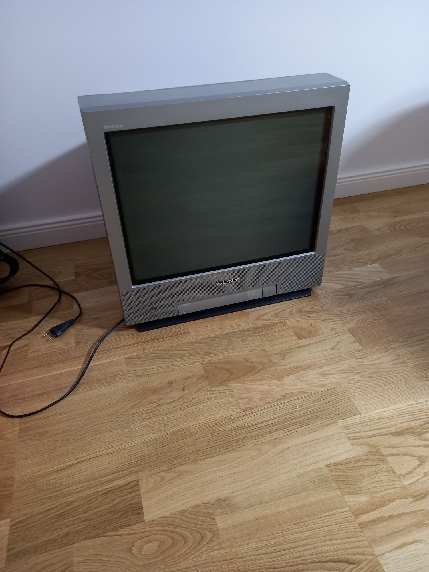 Televizor Sony Trinitron cu diagonala de 54 cm.