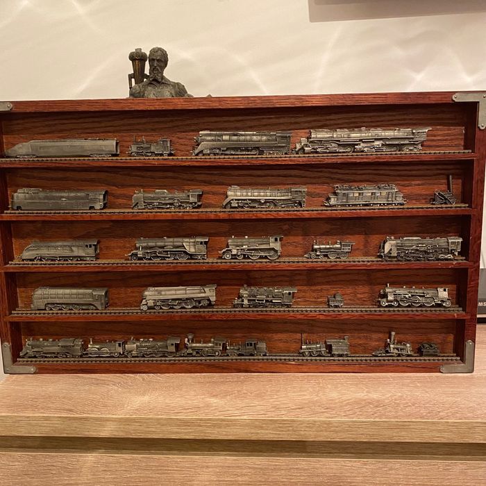 Locomotive din metal cu panou de expunere și șine metalice