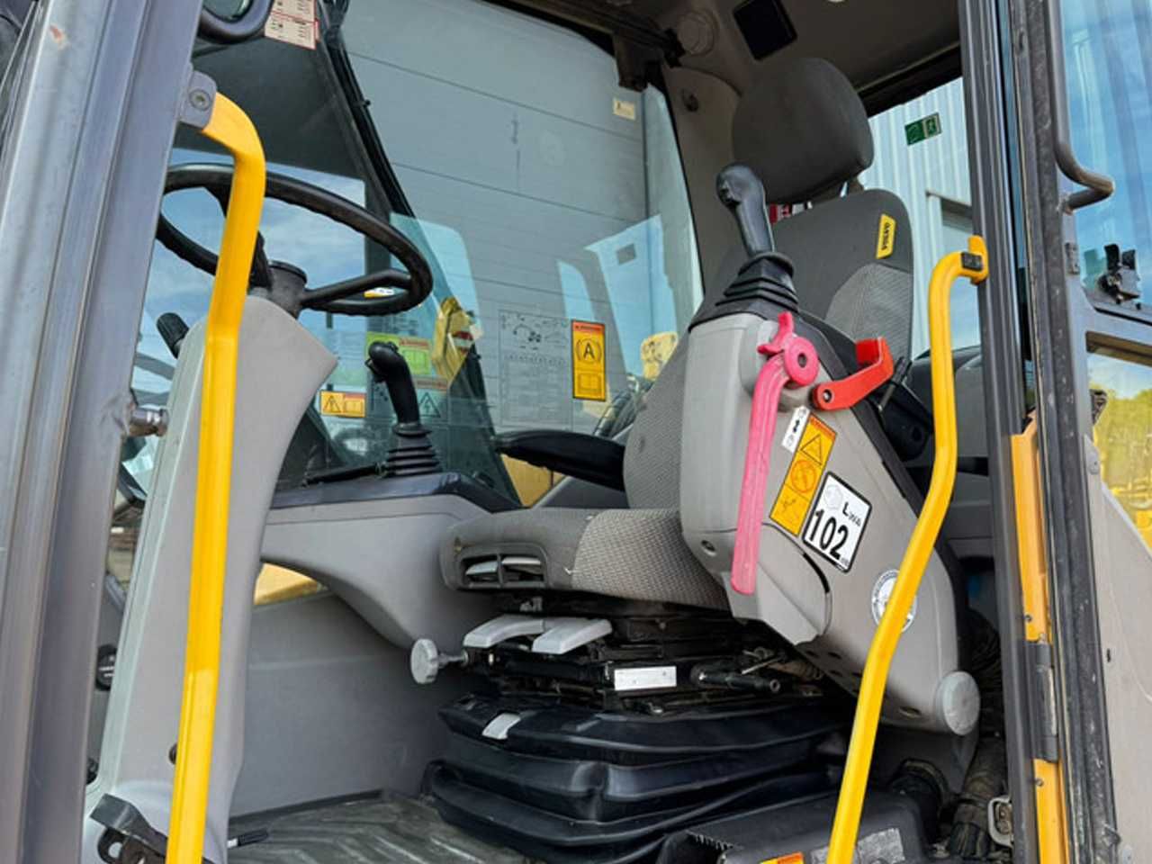 Колёсный экскаватор Volvo EW 180C