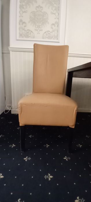 Vând mese, scaune și huse – perfecte pentru evenimente