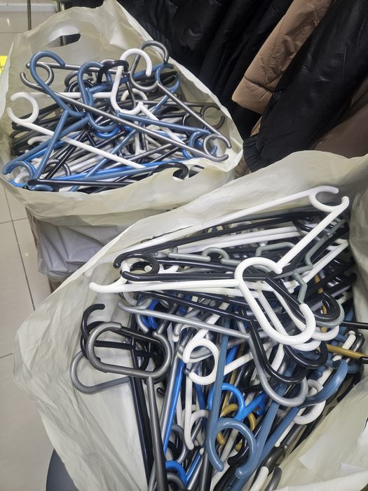 Продам вешалки пластмассовые