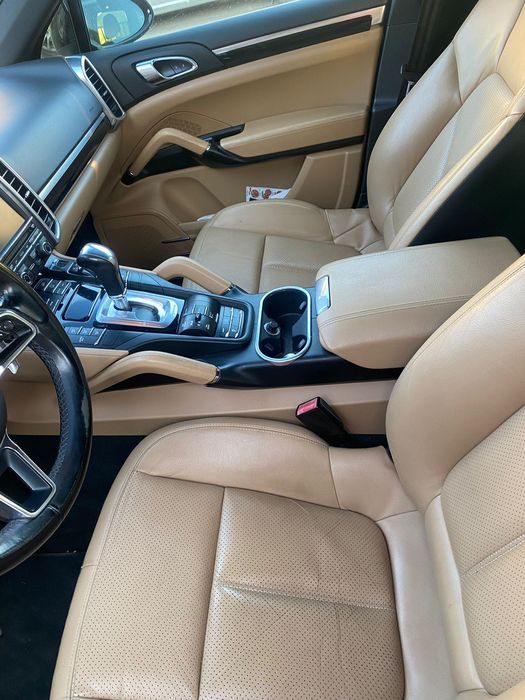 Vând Porsche Cayenne