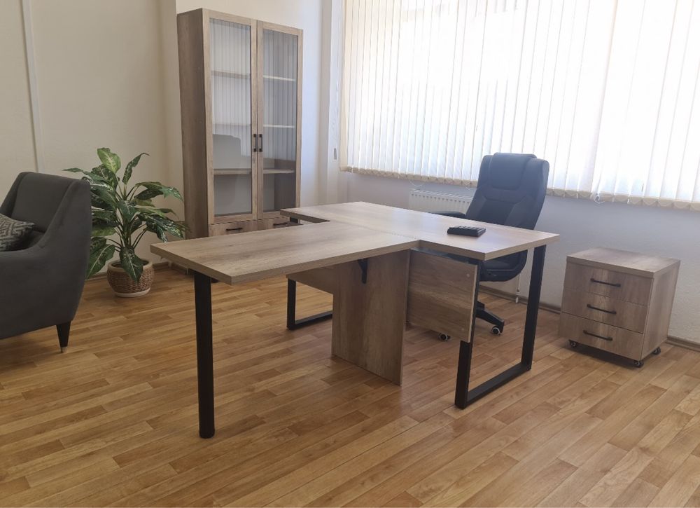 Продаем стол на металлических ножках