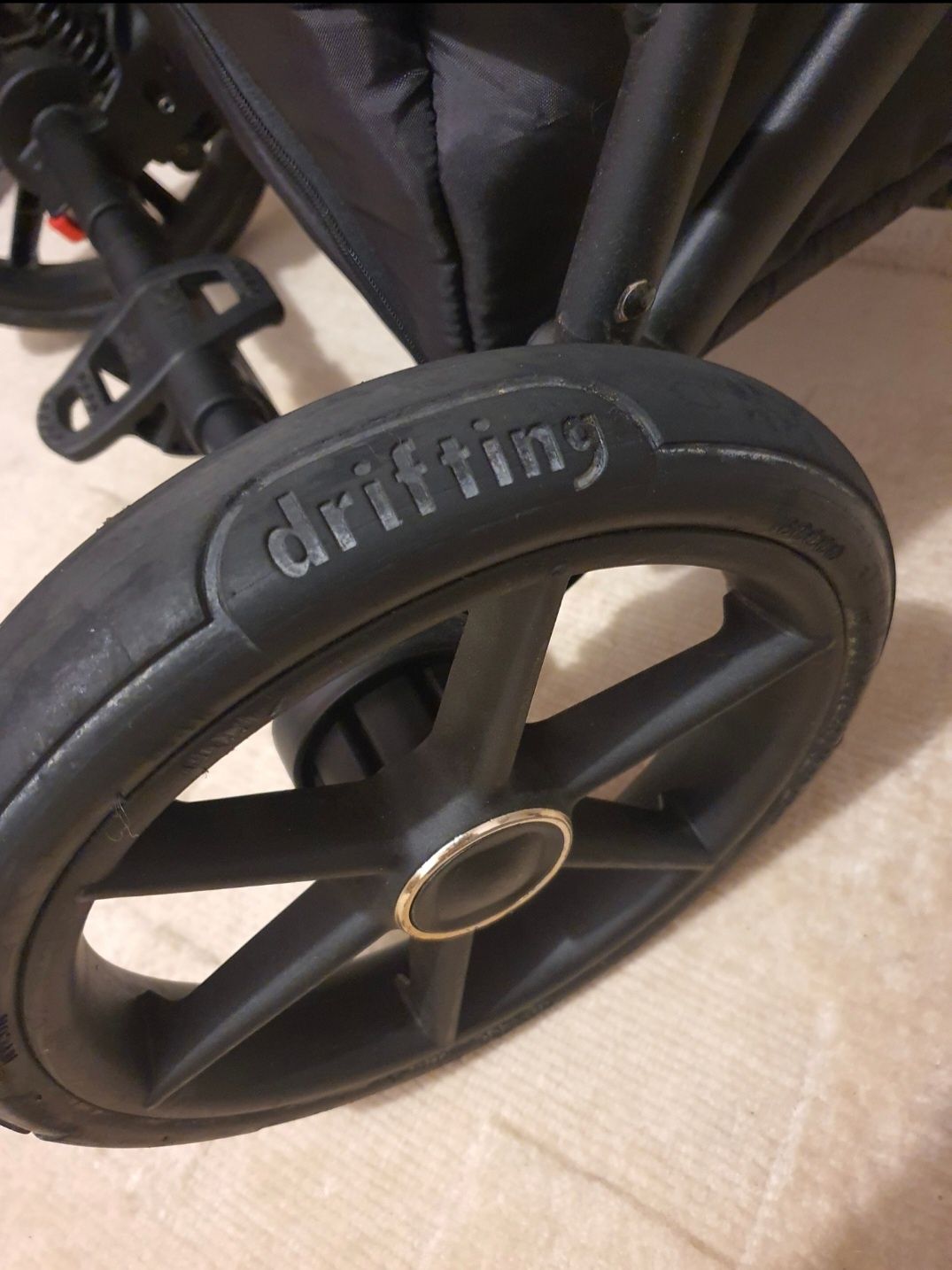 Carucior Paradise Baby din piele neagra cu detalii aurii