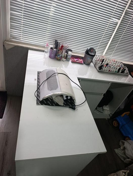 Бюро с оборудване за маникюр