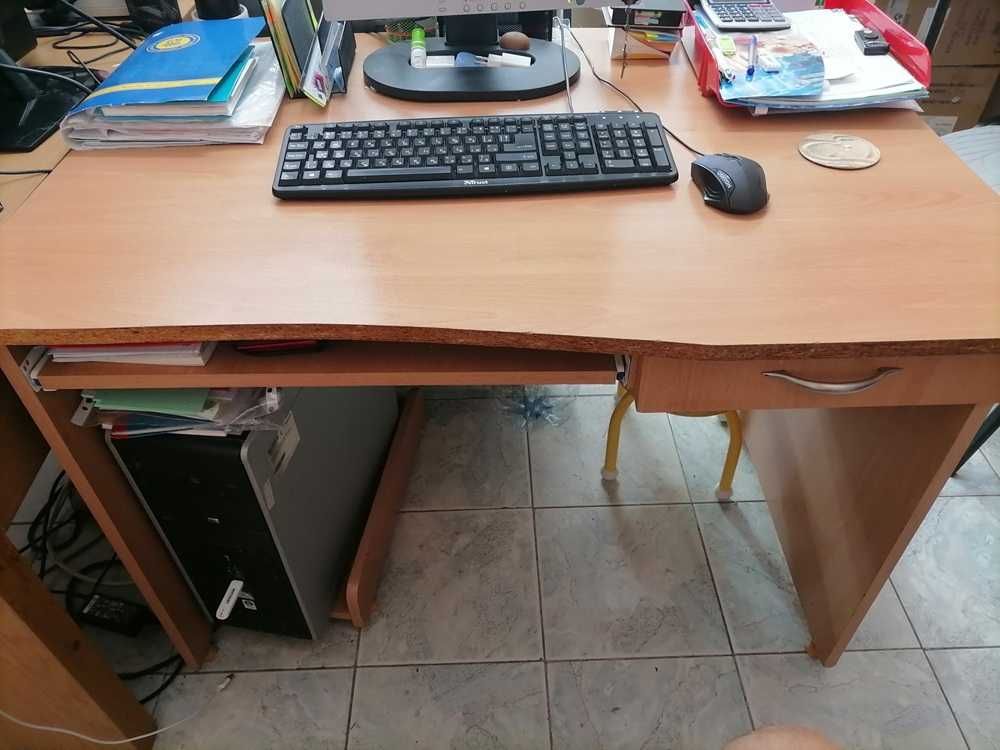 Продавам използвано бюро с 1 чекмедже и маса