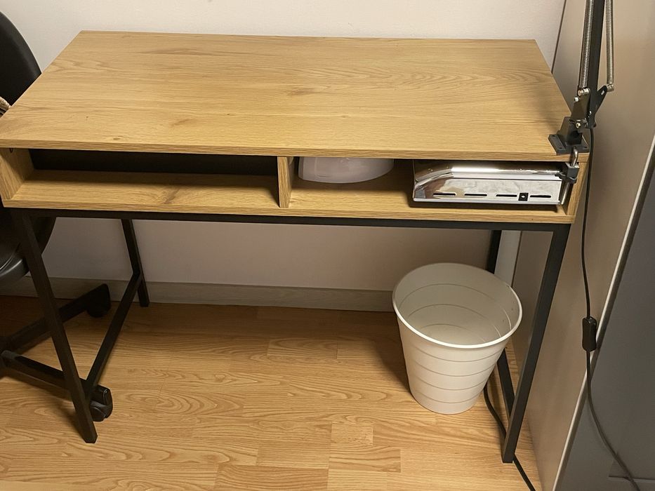 Birou, scaun birou, masuta, dulapuri fara usi, sezlong interior