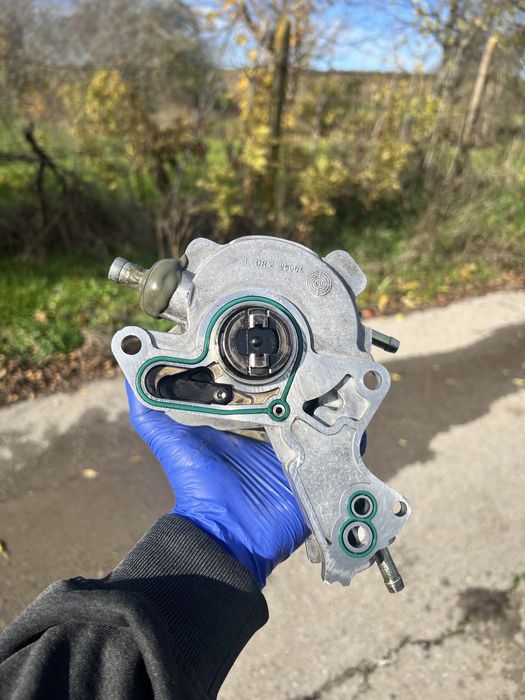 Вакуум помпа за пасат b5.5 1.9 131 коня AWX