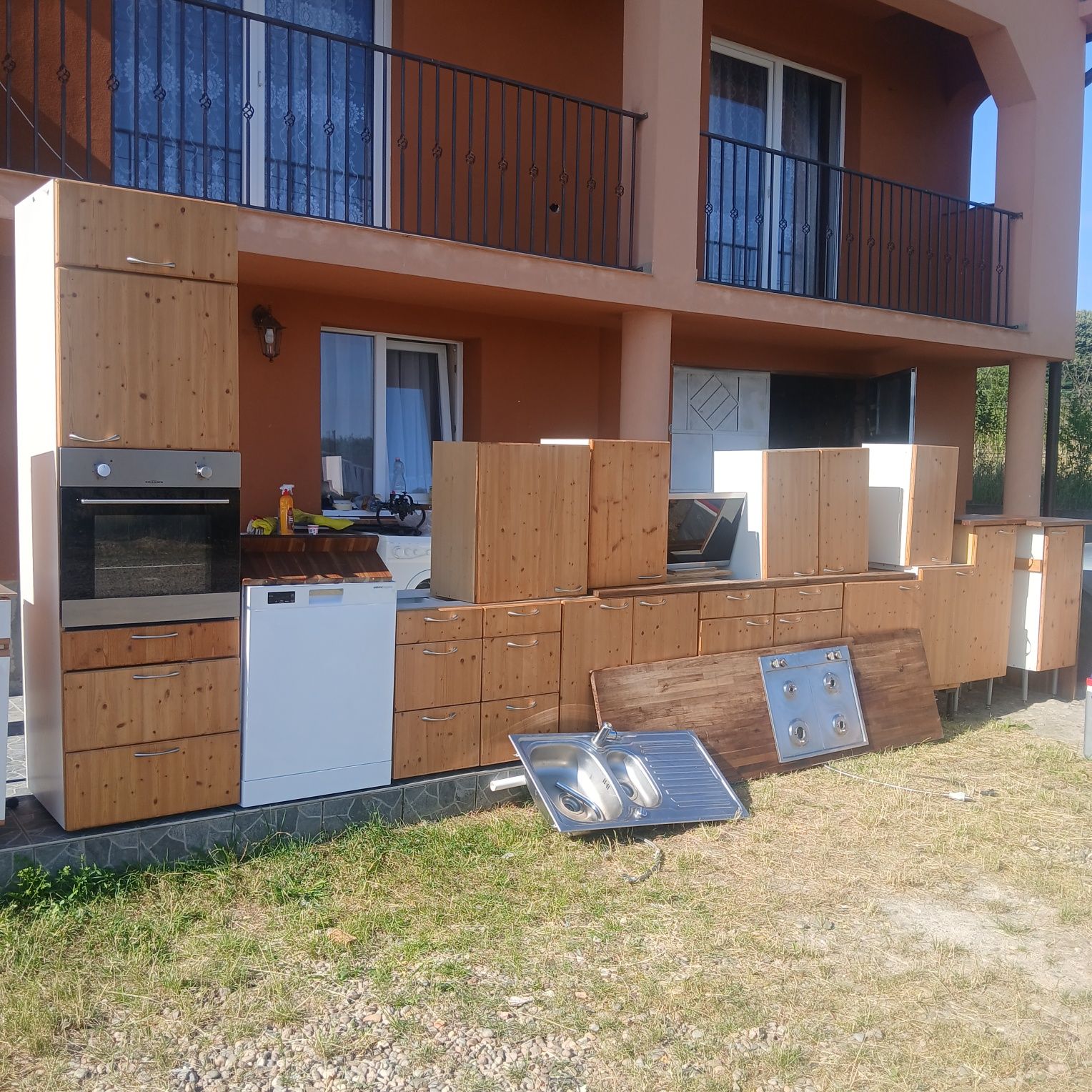 Vând mobila de bucătărie cu electrocasnice