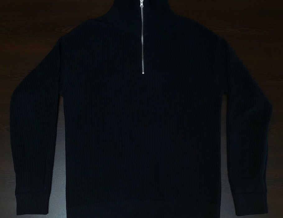 Плетен пуловер с четвърт цип и дълги ръкави.