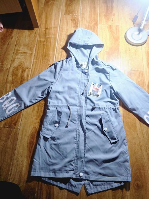 Продам плащ для девочки.