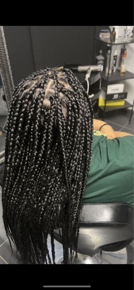 Realizez codite afro, cozi lungi elegante și multe alte modele