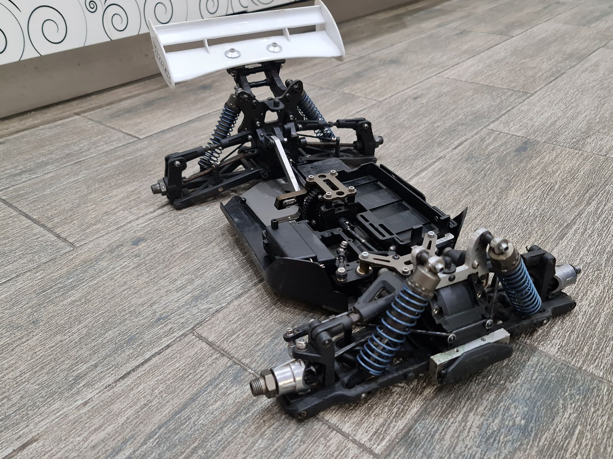 Ofna lx one buggy два броя бъгита 1/8 шасита с резервни части