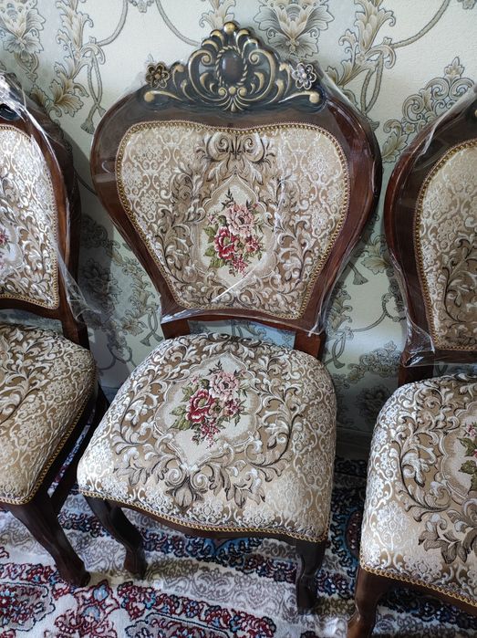 Стол стул для гостинной