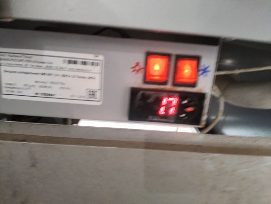 Продам витринный холодильник 2020 года в хорошем состоянии