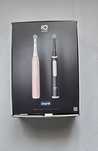 Nou sigilat ORAL-B Pachet 2 periuțe negru roz, cutie de transpor,3 rez