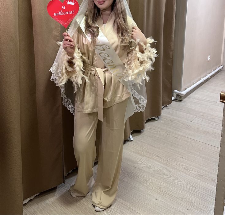 Двойка атлас ,можно на той ,стильное