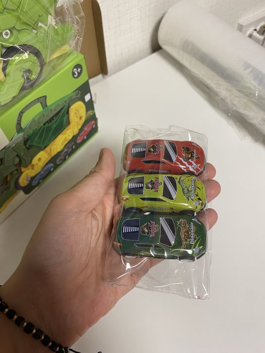 Дино камион - паркинг с писти, поглъщащ коли с включени три колички