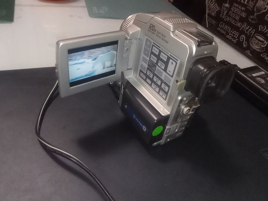 HandyCam Sony DCR-PC110E, mini DV, lentilă Carl Zeiss, ecran LCD 2,5"