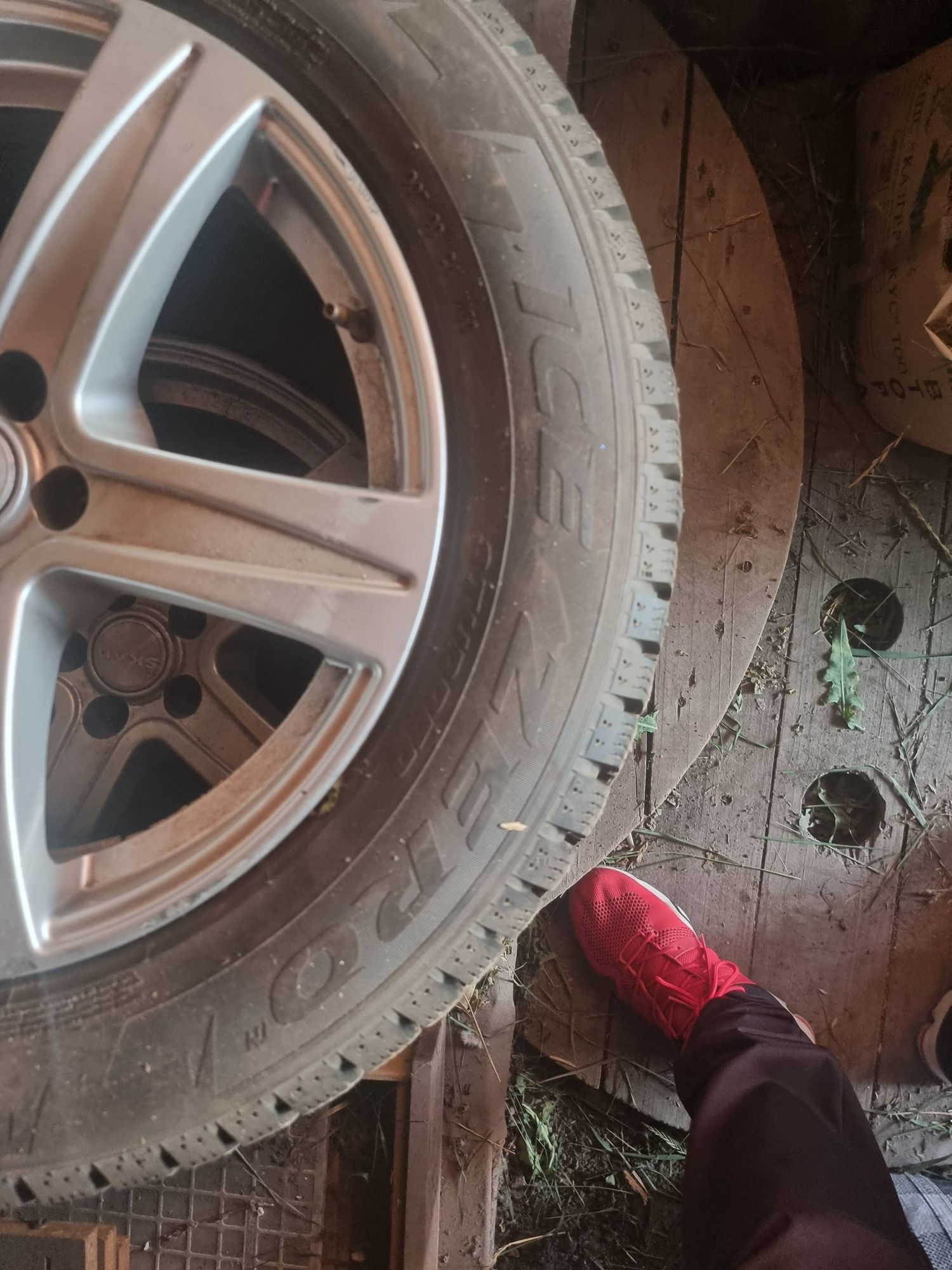 Продам зимние шины с дисками Pirelli