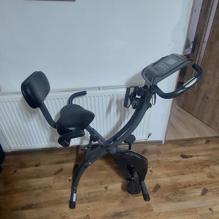 Vând bicicleta de facut sport și scaun de birou