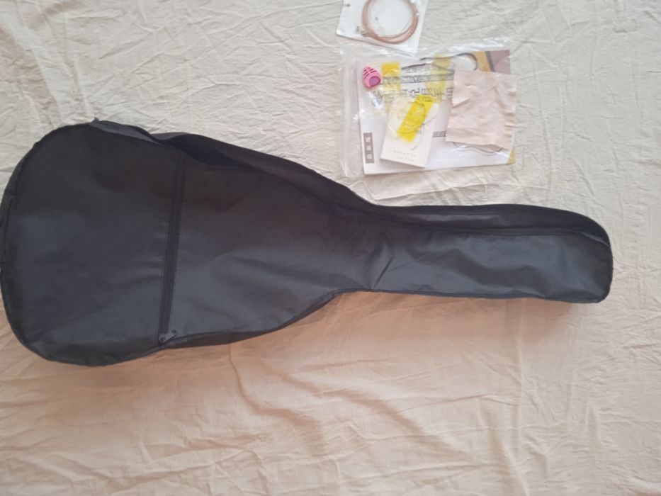 Gitara akustik yangi