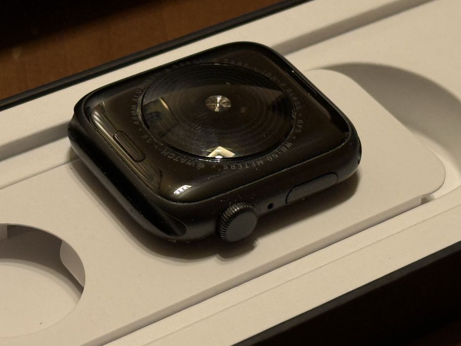 Apple Watch SE Nike 44mm Space Grey - перфектен