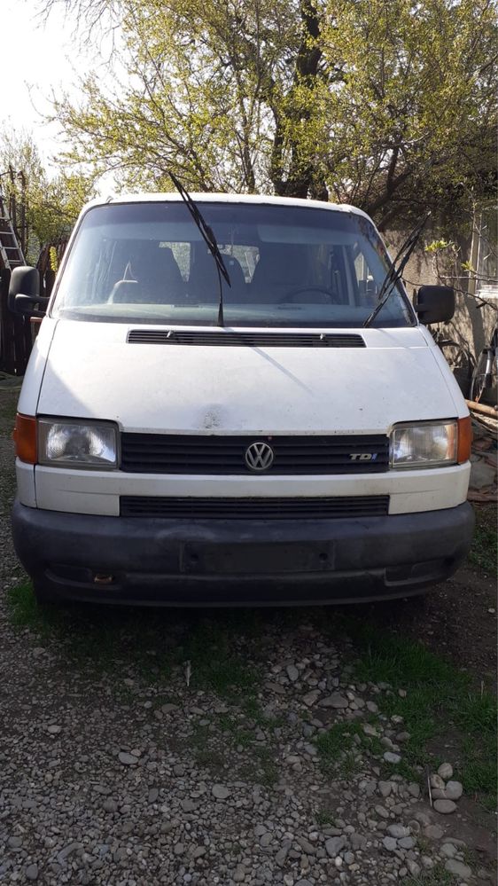 Vand autoutilitara Volkswagen T4 , radiata la notar.