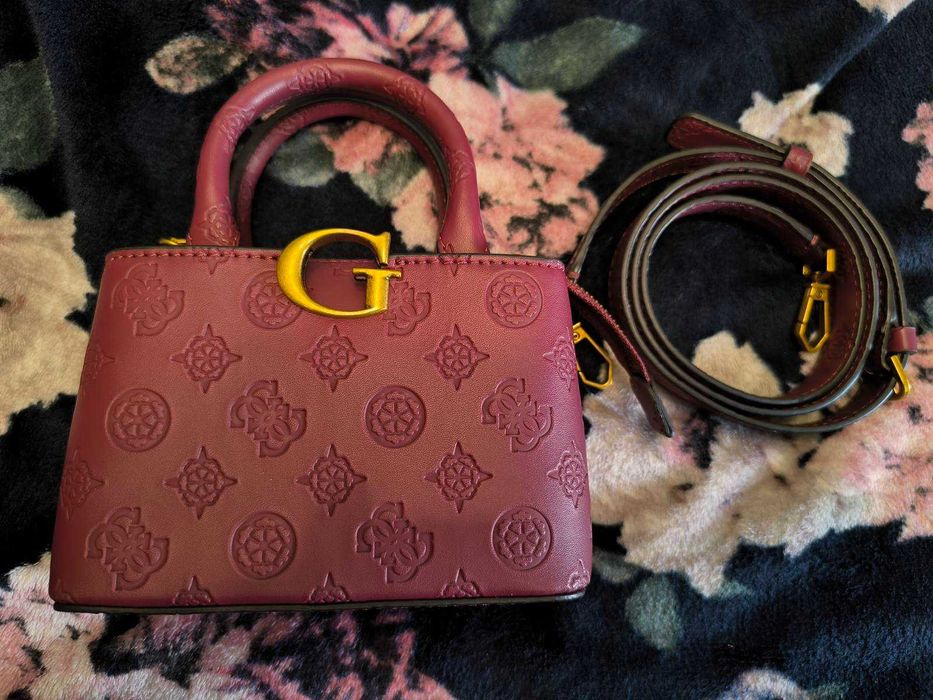 Оригинална малка чанта Guess