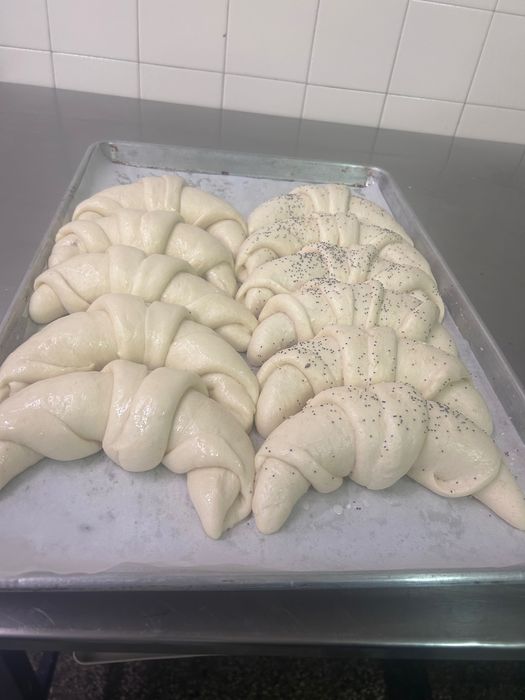 Производство и доставка на прясно изпечени закуски и баници